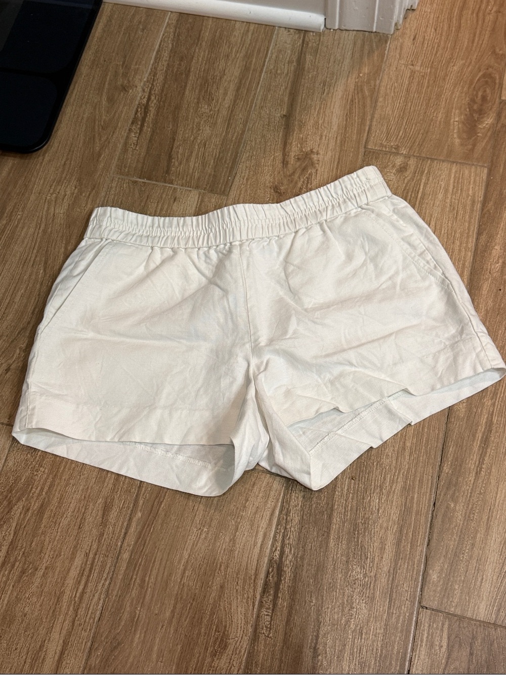 Women’s White Elastic-Waist Casual Shorts